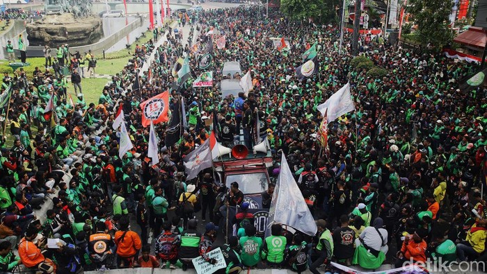 Driver ojek online (ojol) se-Jabodetabek menggelar aksi di kawasan Patung Kuda, Jakarta, Kamis (29/8/2024).