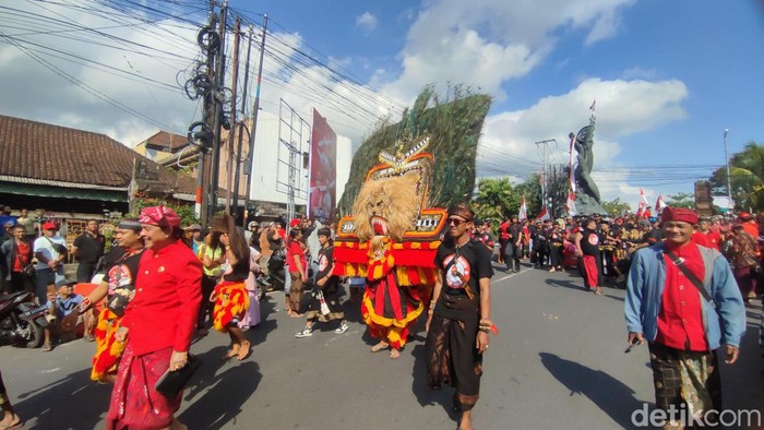 Iring-iringan kesenian reog Ponorogo saat pendaftaran paket Sandi di Pilbup Tabanan, Kamis (29/8/2024).