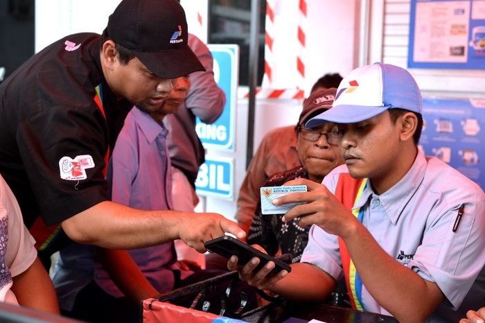 Warga menunjukkan bukti pendaftaran subsidi tepat Pertalite di SPBU kawasan Seminyak, Badung, Bali, Rabu (28/8/2024). Pertamina Patra Niaga meminta konsumen kendaraan roda empat (mobil) yang menggunakan Pertalite di Bali agar segera mendaftar QR Code untuk bisa membeli BBM subsidi itu sembari menunggu instruksi dari pemerintah terkait waktu penerapan kebijakan tersebut. ANTARA FOTO/Fikri Yusuf/YU