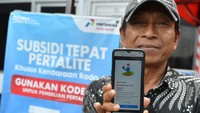 Warga menunjukkan bukti pendaftaran subsidi tepat Pertalite di SPBU kawasan Seminyak, Badung, Bali, Rabu (28/8/2024).