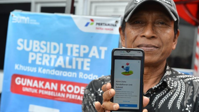 Warga menunjukkan bukti pendaftaran subsidi tepat Pertalite di SPBU kawasan Seminyak, Badung, Bali, Rabu (28/8/2024). Pertamina Patra Niaga meminta konsumen kendaraan roda empat (mobil) yang menggunakan Pertalite di Bali agar segera mendaftar QR Code untuk bisa membeli BBM subsidi itu sembari menunggu instruksi dari pemerintah terkait waktu penerapan kebijakan tersebut. ANTARA FOTO/Fikri Yusuf/YU