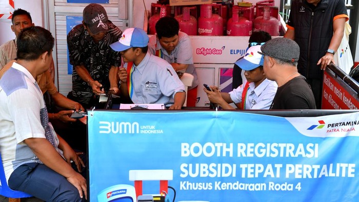 Pendaftaran subsidi tepat pertalite Warga menunjukkan bukti pendaftaran subsidi tepat Pertalite di SPBU kawasan Seminyak, Badung, Bali, Rabu (28/8/2024). Pertamina Patra Niaga meminta konsumen kendaraan roda empat (mobil) yang menggunakan Pertalite di Bali agar segera mendaftar QR Code untuk bisa membeli BBM subsidi itu sembari menunggu instruksi dari pemerintah terkait waktu penerapan kebijakan tersebut. ANTARA FOTO/Fikri Yusuf/YU