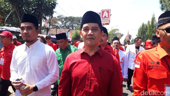 Pasangan Marsono-Saifulhaq Mayyazi, berjalan kaki dari Panti Marhaen DPC PDIP menuju kantor KPU Boyolali untuk mendaftar Pilkada 2024, Kamis (29/8/2024).