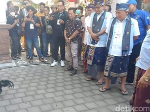Adu Ayam Jago di Kantor KPU Jembrana Saat Tamba-Dana Daftar Pilbup