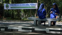 Pemerintah Provinsi Jawa Barat mulai menerapkan kebijakan Car Free Day Zero Emision dengan melarang penggunaan kendaraan BBM selain kendaraan listrik setiap Kamis dan Jumat. Kebijakan itu diterapkan sebagai upaya untuk menjaga lingkungan serta menggalakkan penggunaan transportasi umum.