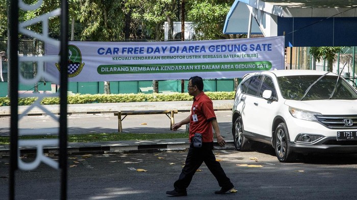 Penerapan Car Free Day Zero Emision di Gedung Sate Pegawai berjalan di area parkir Gedung Sate, Bandung, Jawa Barat, Kamis (29/8/2024). Pemerintah Provinsi Jawa Barat mulai menerapkan kebijakan Car Free Day Zero Emision dengan melarang penggunaan kendaraan BBM selain kendaraan listrik seperti mobil, motor, dan sepeda listrik setiap Kamis dan Jumat sebagai program menjaga lingkungan serta menggalakkan penggunaan transportasi umum. ANTARA FOTO/Novrian Arbi/rwa.