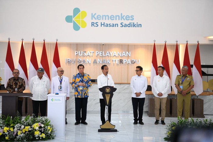 Penjabat Gubernur Jawa Barat Bey Machmudin mendampingi Presiden RI Joko Widodo meresmikan Gedung Pusat Pelayanan Kesehatan Ibu dan Anak Rumah Sakit Hasan Sadikin (RSHS) di Kota Bandung, Kamis (29/8/2024).