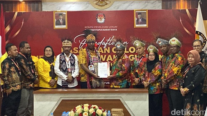 Penyerahan surat pemeriksaan kesehatan oleh KPU PBD kepada Bernard Sagrim-Sirajudin.