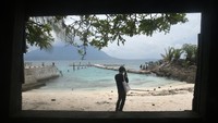 Wisatawan memotret suasana pantai di Pulau Senoa, Kabupaten Natuna, Kepulauan Riau, Kamis (29/8/2024).