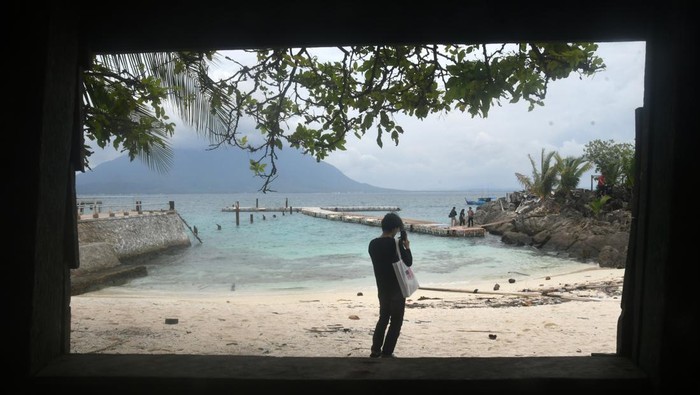 Wisatawan berjalan di jembatan Pulau Senoa, Kabupaten Natuna, Kepulauan Riau, Kamis (29/8/2024). Pulau Senoa yang merupakan salah satu objek wisata geosite atau situs warisan geologi di Laut Natuna Utara tersebut memiliki air laut yang jernih, terumbu karang yang indah, dan pasir yang putih. ANTARA FOTO/Arif Firmansyah/tom.