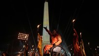 Sebanyak 4.400 atlet dari 168 delegasi berparade memasuki arena ketika matahari terbenam.