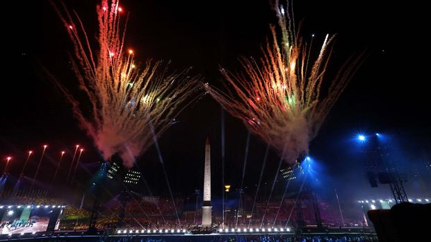 Paris 2024 Paralympics - Opening Ceremony - Paris, France - August 28, 2024Fireworks during the opening ceremony as the Obelisk of Luxor on the Place de la Concorde is seen REUTERS/Andrew Couldridge