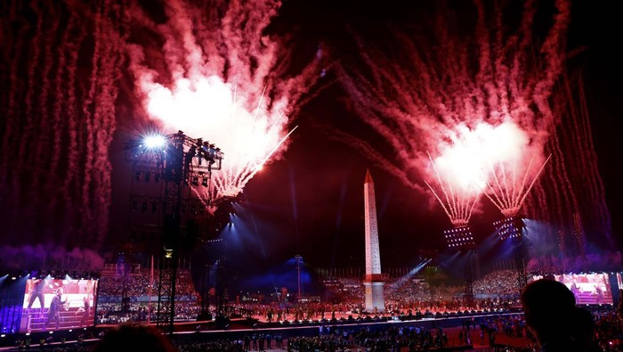 Paris 2024 Paralympics - Opening Ceremony - Paris, France - August 28, 2024
Fireworks during the opening ceremony as the Obelisk of Luxor on the Place de la Concorde is seen REUTERS/Andrew Couldridge