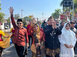 Petahana Diantar Tarian Cucuk Lampah Saat Daftar ke KPU Kota Mojokerto