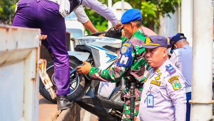 Petugas gabungan kembali melakukan razia parkir liar di kawasan Senopati, Jakarta Selatan (Jaksel). Puluhan kendaraan ditindak petugas. (dok IG @kotajakartaselatan)