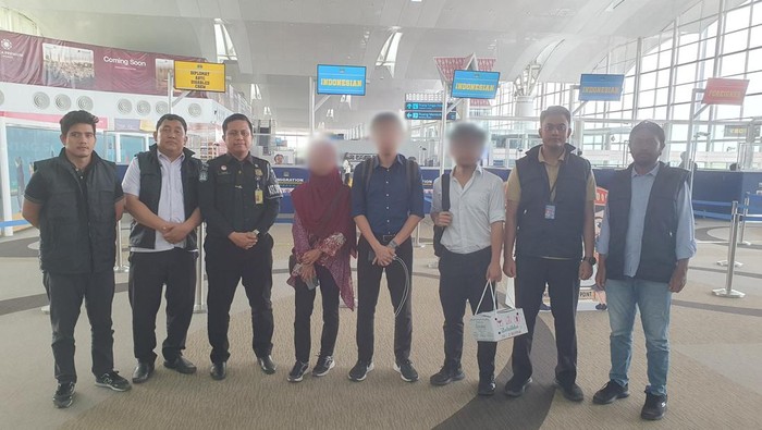 Petugas Imigrasi Medan saat mendeportasi 3 WN Malaysia dari Bandara Kualanamu (Foto: Dok. Imigrasi Medan)