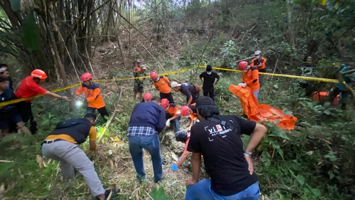 Petugas saat melakukan olah TKP penemuan diduga kerangka manusia di area Perkebunan Secatu, Temanggung. Foto diunggah pada Kamis (29/8/2024).