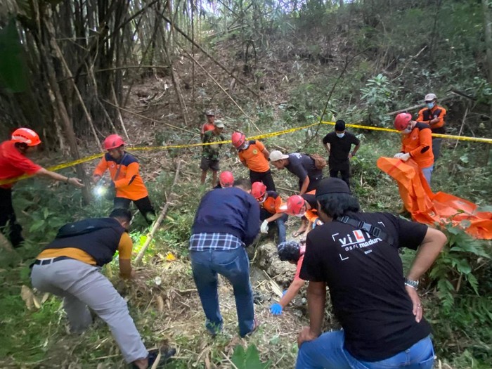 Petugas saat melakukan olah TKP penemuan diduga kerangka manusia di area Perkebunan Secatu, Temanggung. Foto diunggah pada Kamis (29/8/2024).