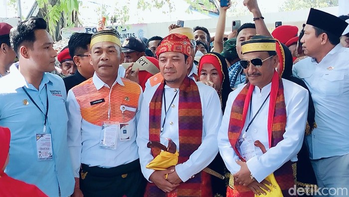 Pasangan Calon Bupati dan Wakil Bupati Dompu, Bambang Firdaus-Syirajuddin disambut oleh KPU.