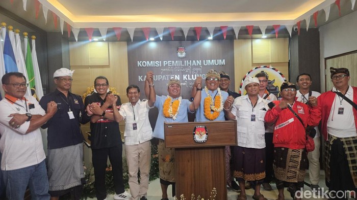 Paslon I Ketut Juliarta - I Made Wijaya saat mendaftar di KPU Klungkung, di Jalan Bypas Ida Bagus Mantra Kamis (29/8/2024). (foto : Putu Krista/detikBali).