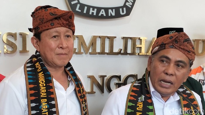 Edistasius Endi -Yulianus Weng memberikan keterangan pers seusai pendaftaran di KPU Manggarai Barat, Kamis (29/8/2024). (Ambrosius Ardin)