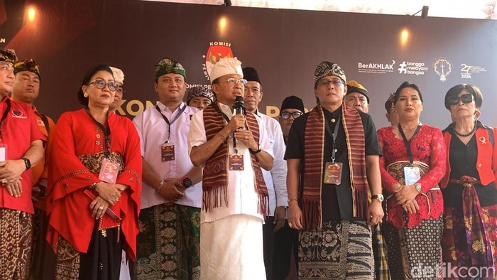 Paslon gubernur dan wakil gubernur Bali dari PDIP saat konferensi pers seusai mendaftar di KPU Bali, Kamis (29/8/2024).