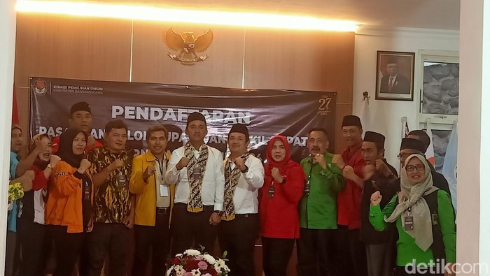 Pasangan bakal calon bupati dan wakil bupati Banjarnegara Bugar Wijiseno dan Fahmi Umar Irawan mendaftar ke KPU Banjarnegara, Rabu (29/8/2024).