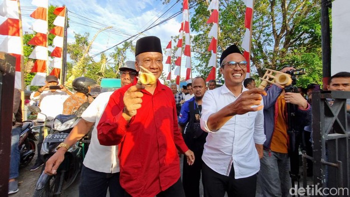 Paslon usungan PAN dan PBB, Untoro Hariadi dan Wahyudi Anggoro Hadi saat mendaftar Pilkada Bantul ke KPU, Kamis (29/8/2024).