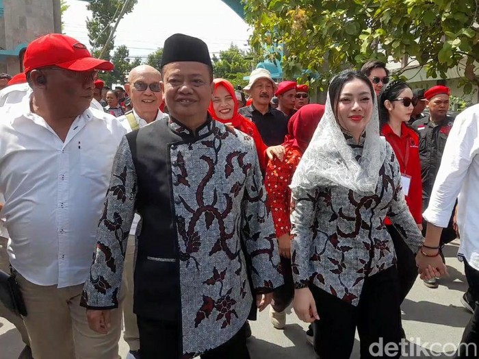 Suasana pendaftaran pasangan calon Paramitha Widya Kusuma-Wurja di KPU Brebes, Kamis (29/8/2024).