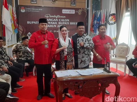 Suasana pendaftaran pasangan calon Paramitha Widya Kusuma-Wurja di KPU Brebes, Kamis (29/8/2024).