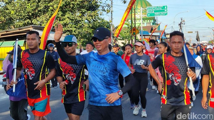 Sunaryanta-Mahmud Ardi saat berlari menuju kantor KPU Gunungkidul untuk mendaftarkan diri maju di Pilkada Gunungkidul 2024, Kamis (29/8/2024).