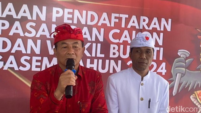 Paslon petahana I Gede Dana-I Nengah Swadi saat ditemui setelah melakukan pendaftaran di KPU Karangasem, Kamis (29/8/2024). (foto: I Wayan Selamat Juniasa)