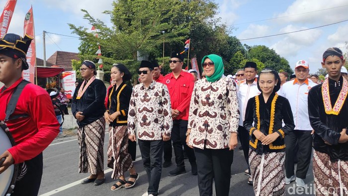 Pasukan bregada yang mengantar paslon Novida Kartika Hadhi dan Rini Indriani mendaftar di KPU Kulon Progo, Kamis (29/8/2024).