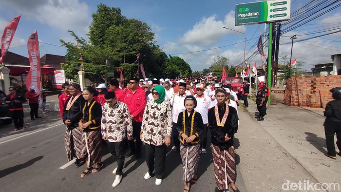 Pasukan bregada yang mengantar paslon Novida Kartika Hadhi dan Rini Indriani mendaftar di KPU Kulon Progo, Kamis (29/8/2024).