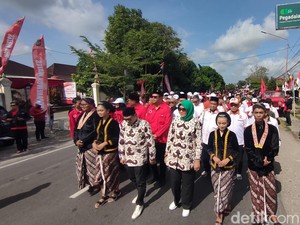 Kirab Bregada Merah Antar Novida-Rini Daftar Pilkada Kulon Progo