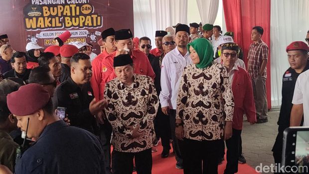 Pasukan bregada yang mengantar paslon Novida Kartika Hadhi dan Rini Indriani mendaftar di KPU Kulon Progo, Kamis (29/8/2024).