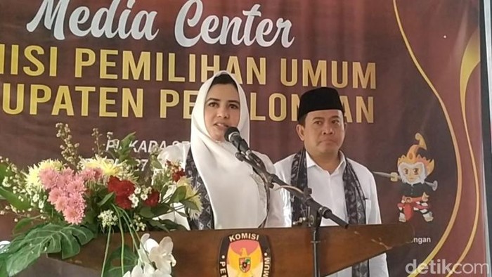 Fadia Arafiq-Sukirman bakal calon bupati dan wakil bupati, saat memberikan keterangan pada awak media di halaman KPU Kabupaten Pekalongan, Kamis (29/8/2024).