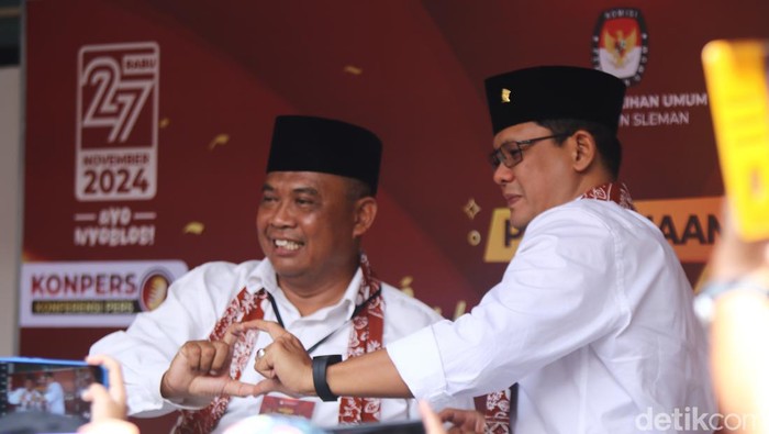 Momen pasangan Harda Kiswaya-Danang Maharsa mendaftar ke KPU Sleman, Kamis (29/8/2024).