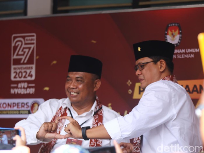 Momen pasangan Harda Kiswaya-Danang Maharsa mendaftar ke KPU Sleman, Kamis (29/8/2024).