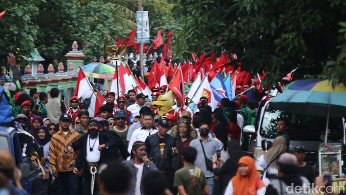 Momen pasangan Harda Kiswaya-Danang Maharsa mendaftar ke KPU Sleman, Kamis (29/8/2024).