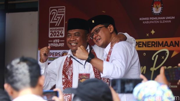 Momen pasangan Harda Kiswaya-Danang Maharsa mendaftar ke KPU Sleman, Kamis (29/8/2024).
