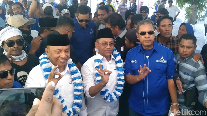 Eks Wali Kota Bima dua periode, M Qurais Abidin (HMQ) menemani Aji Man-Aba Feri mendaftar di kantor KPU Kota Bima, Kamis, (29/8/2024) sore. (Dok. Rafiin/detikBali)
