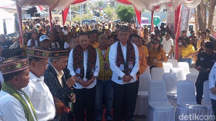 Paket Sahabat saat mendaftar di KPU Kota Kupang didampingi masa pendukungnya.
