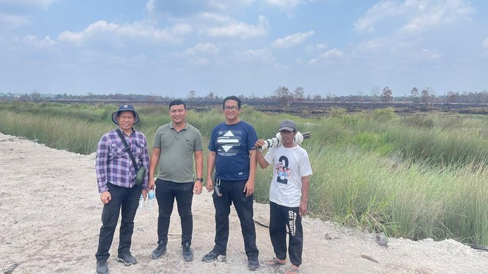 Polisi mengecek kebakaran lahan di Desa Pematang Buluh, Tanjab Barat.