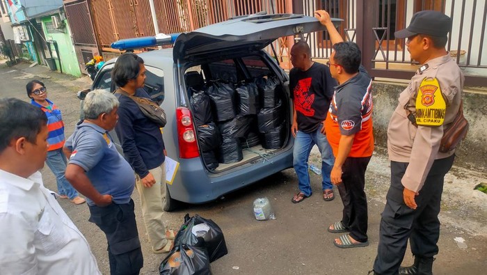 Penindakan Tegas: Ribuan Botol Ciu Ilegal Disita dalam Penggerebekan Gudang Miras di Bogor