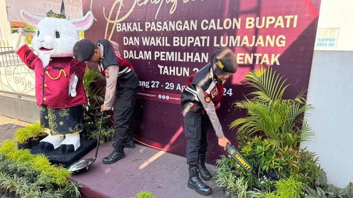 Polres Lumajang melakukan sterilisasi KPU.