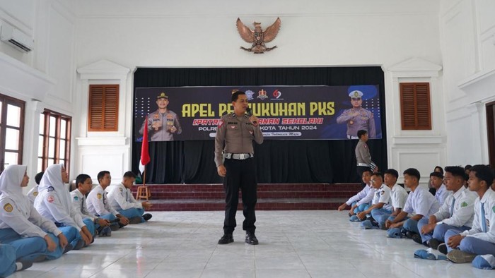 Polres Pasuruan Kota menggelar pembinaan sekaligus pengukuhan tim Patroli Keamanan Sekolah (PKS)