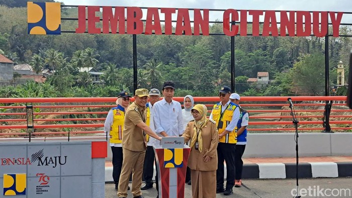 Presiden Joko Widodo meresmikan jembatan dan jalan di Kota Banjar.