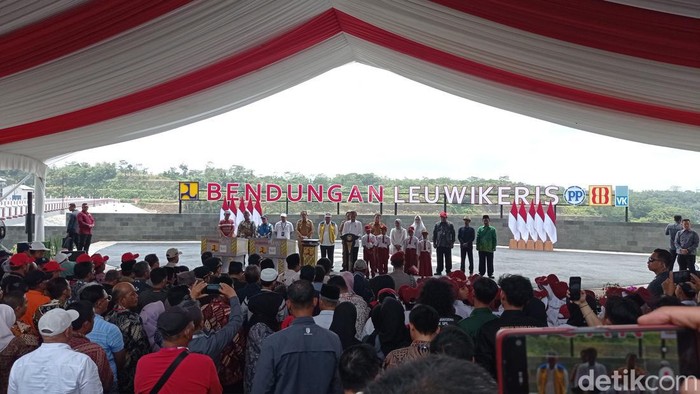 Presiden Joko Widodo saat peresmian Bendungan Leuwikeris di Tasikmalaya, Kamis (29/8/2024).