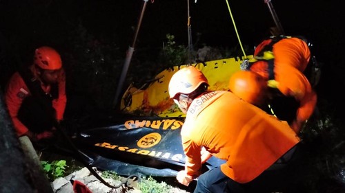 Proses evakuasi jenazah tanpa identitas yang terdampar di bawah tebing Pura Uluwatu, Pecatu, Kuta Selatan, Badung, Bali, Kamis (29/8/2024). (Foto: Dok. SAR Denpasar)